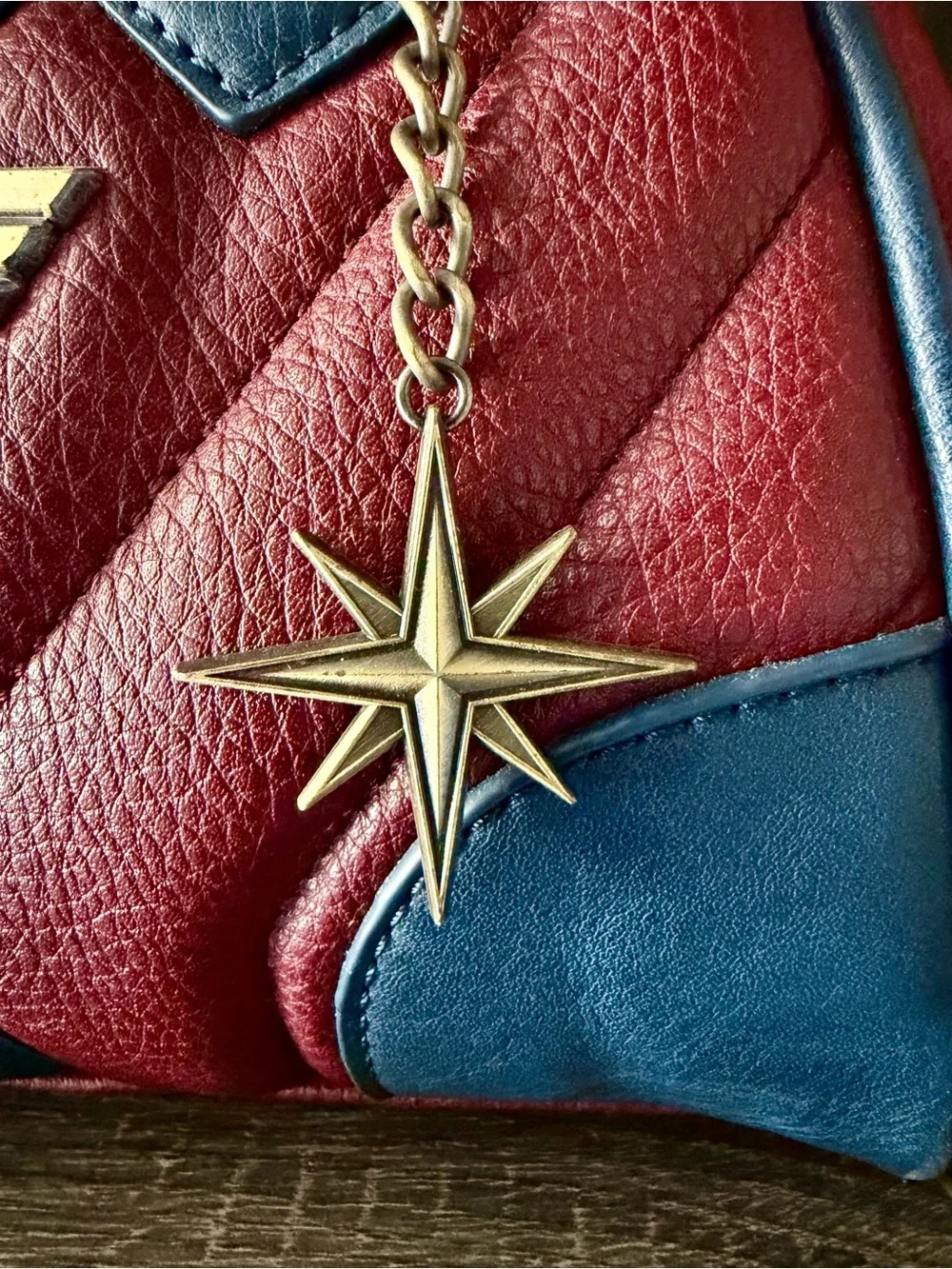 Wonder Woman Bioworld Kiss Lock Satchel Crossbody Purse Burgundy Blue DC Comics